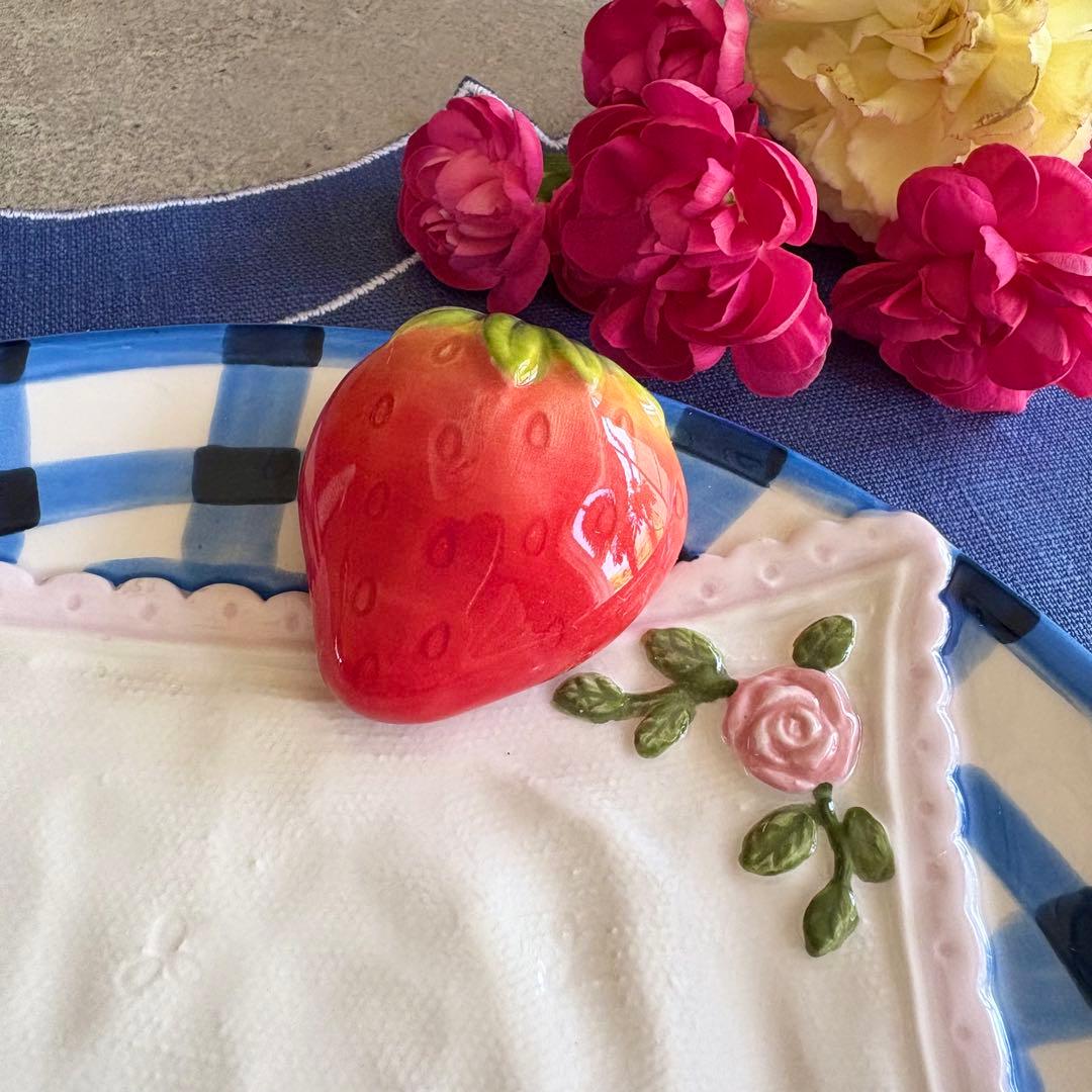 レースハンカチ苺プレート　2枚　皿　食器　メルヘン　赤　青　いちご　ヴィンテージ