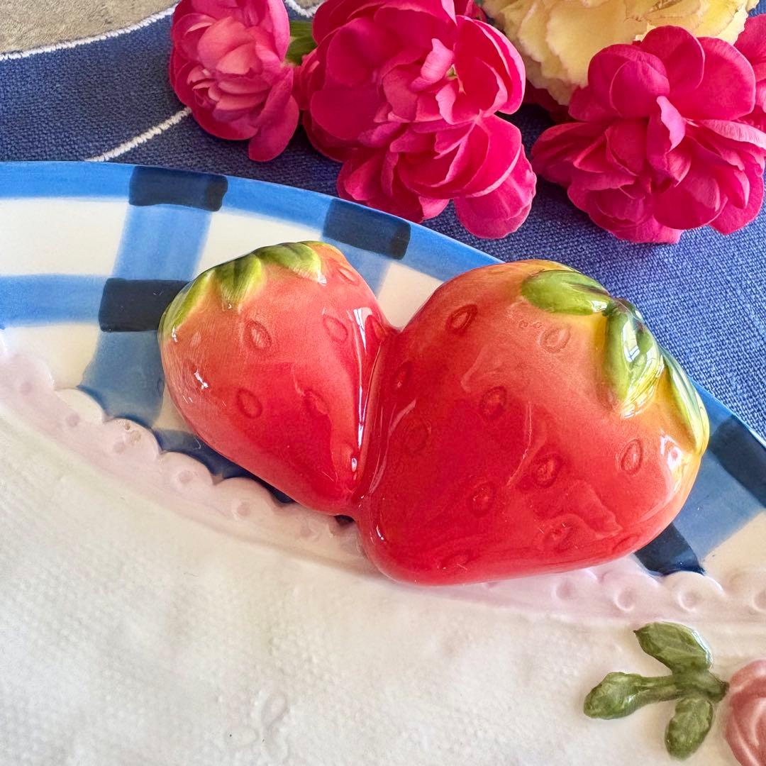 レースハンカチ苺プレート　2枚　皿　食器　メルヘン　赤　青　いちご　ヴィンテージ