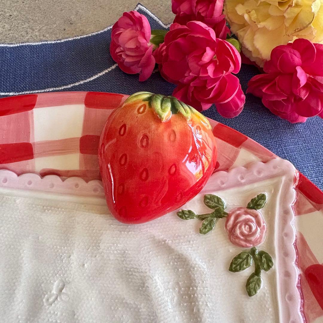 レースハンカチ苺プレート　2枚　皿　食器　メルヘン　赤　青　いちご　ヴィンテージ