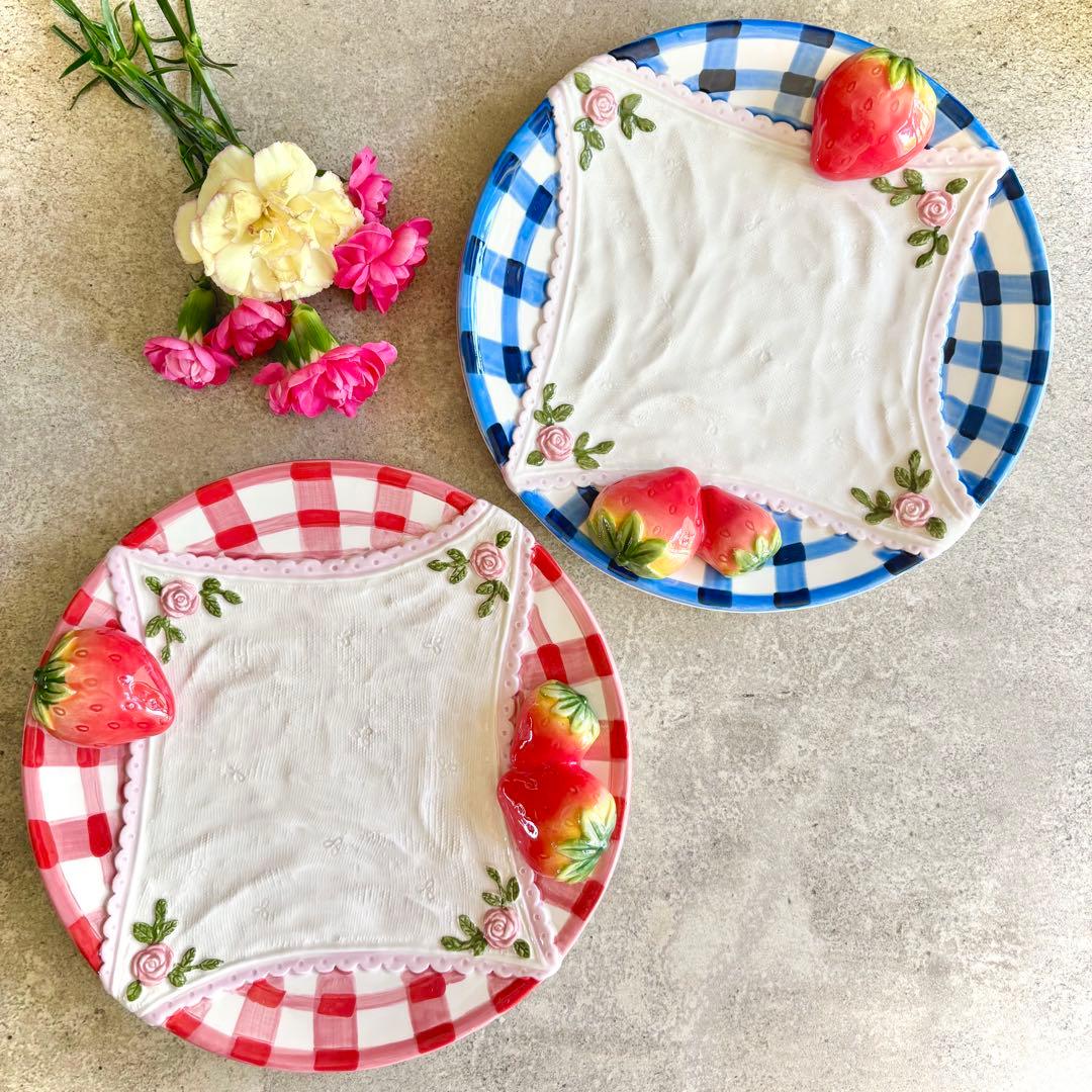 レースハンカチ苺プレート　2枚　皿　食器　メルヘン　赤　青　いちご　ヴィンテージ