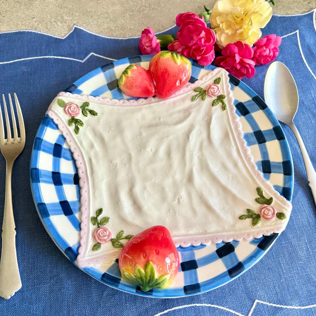 レースハンカチ苺プレート　2枚　皿　食器　メルヘン　赤　青　いちご　ヴィンテージ