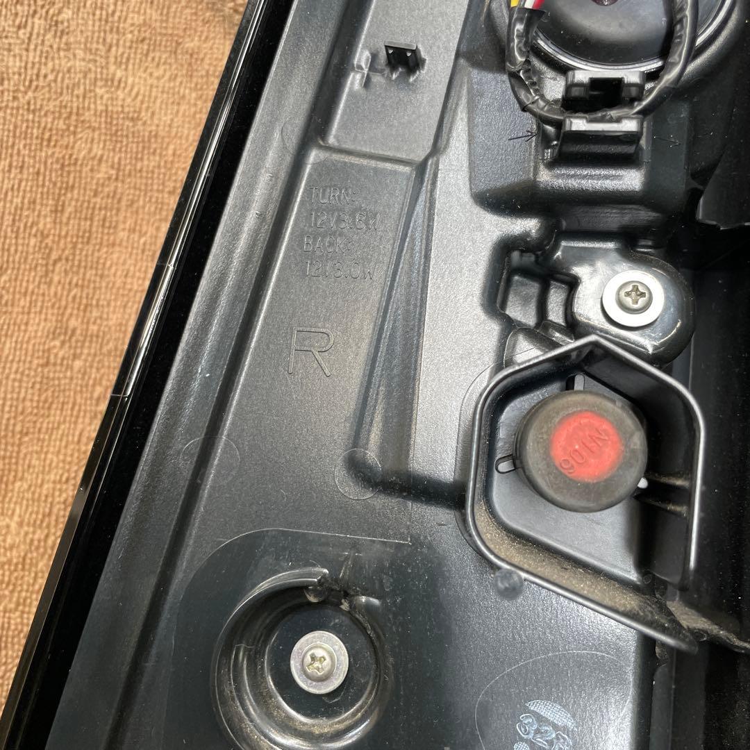 c28 セレナ右テールランプ　美品