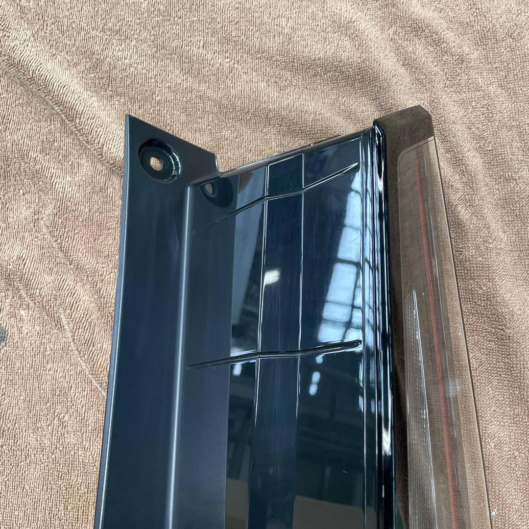 c28 セレナ右テールランプ　美品