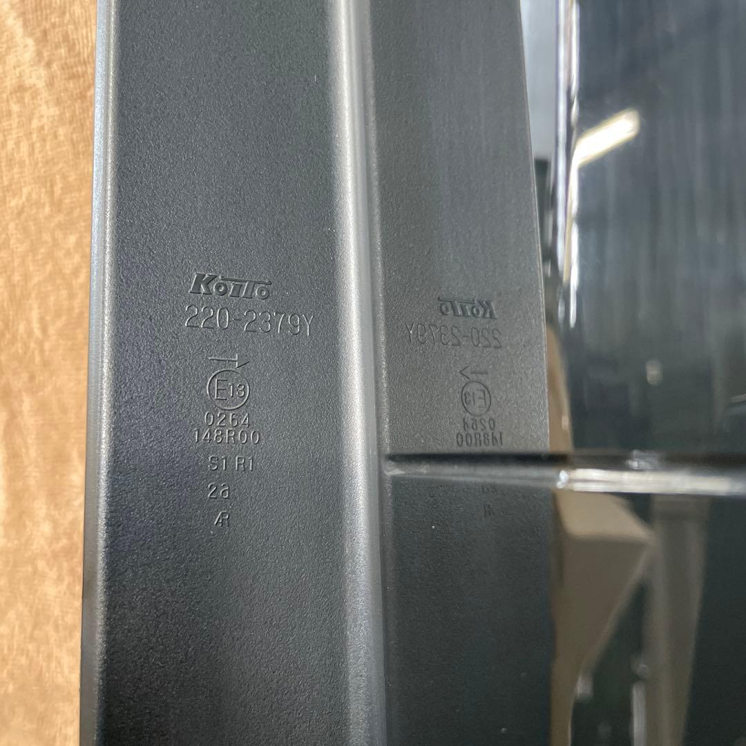 c28 セレナ右テールランプ　美品