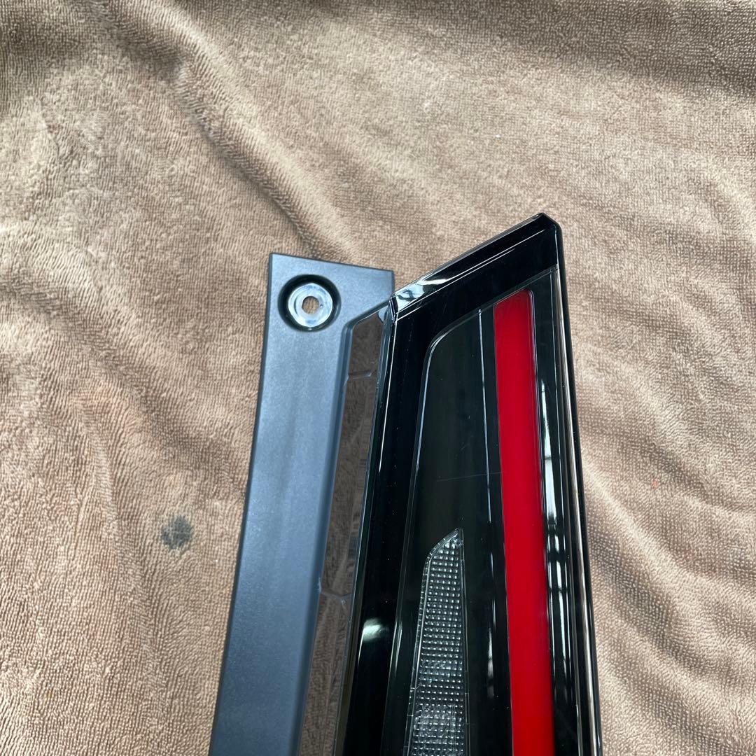 c28 セレナ右テールランプ　美品