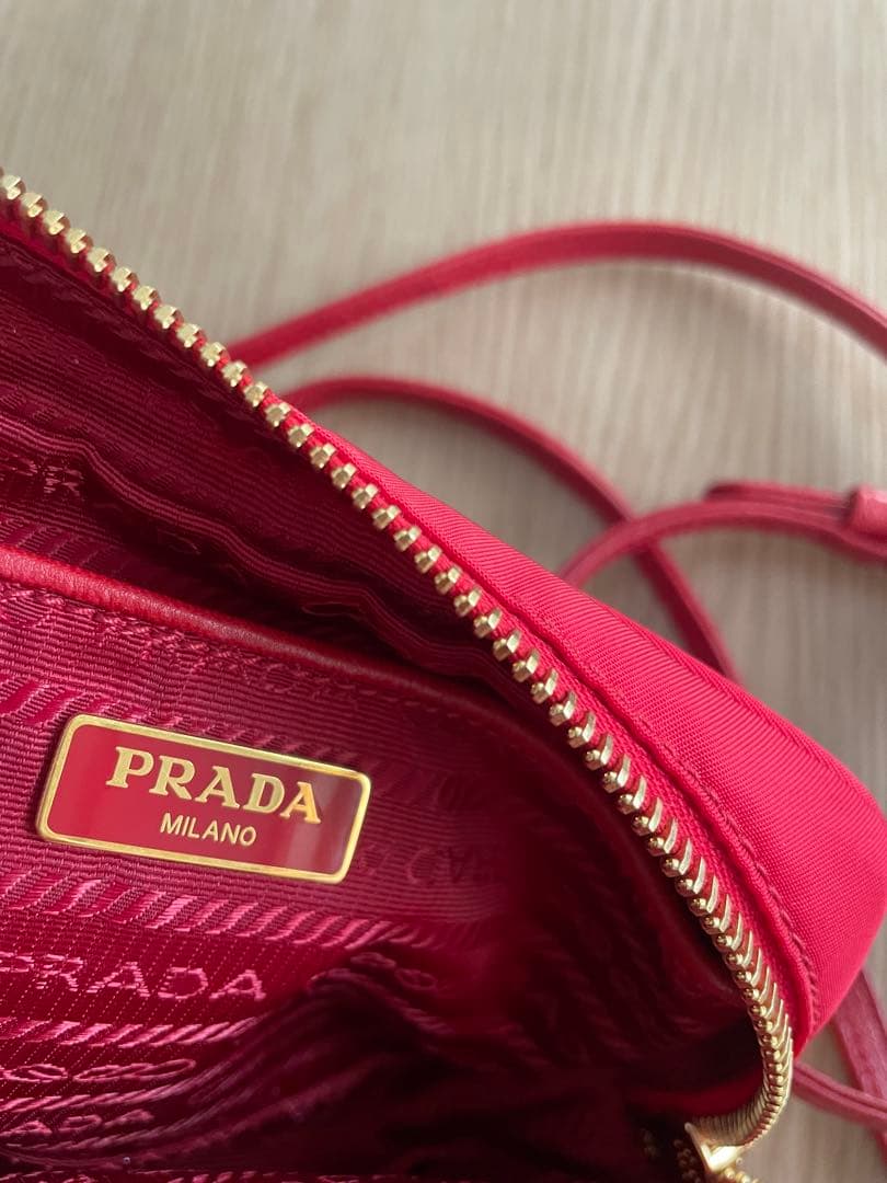 PRADA リボン付き赤ショルダーバッグ