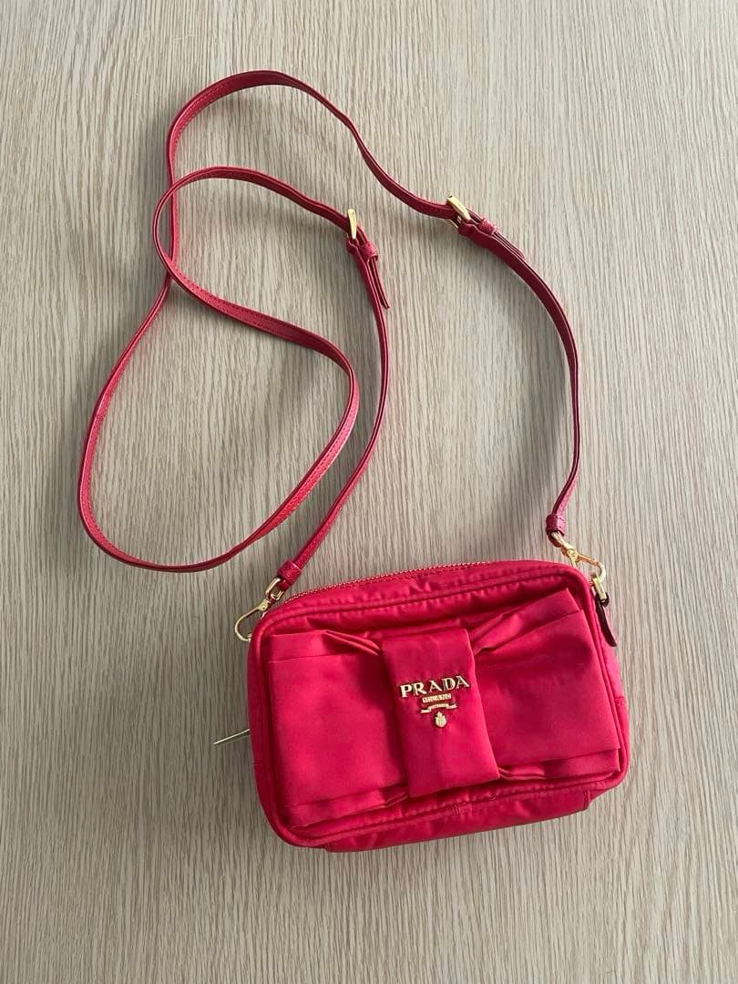 PRADA リボン付き赤ショルダーバッグ