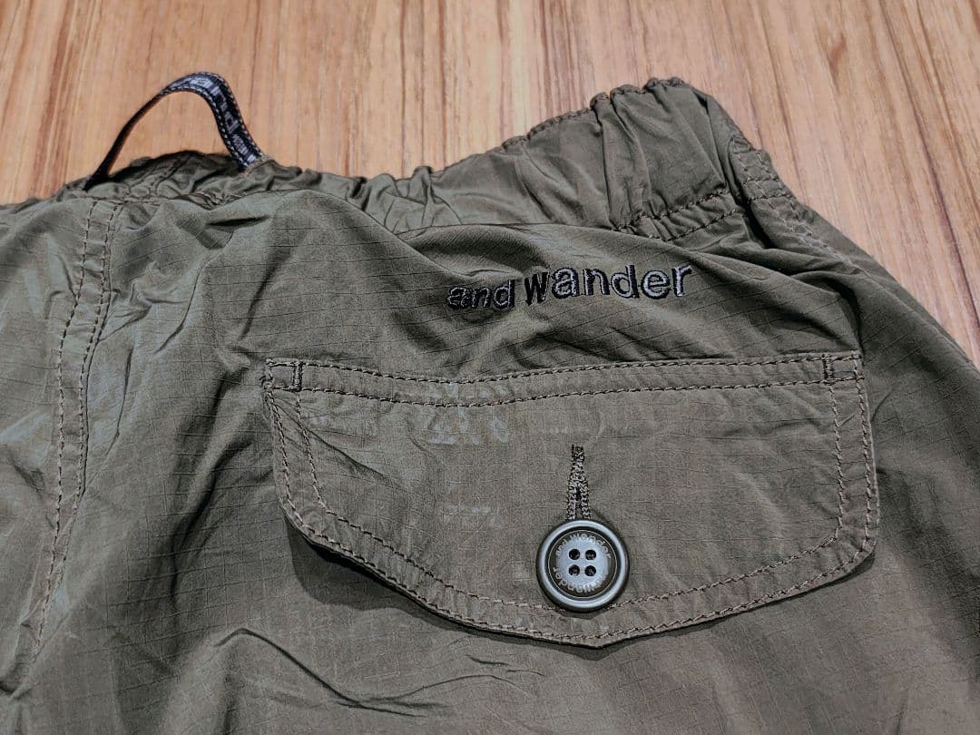 アンドワンダー オーバーサイズドカーゴパンツ カーキ WS