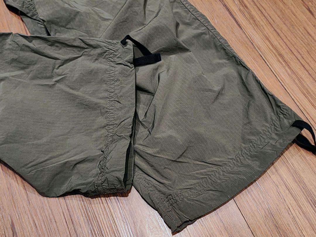 アンドワンダー オーバーサイズドカーゴパンツ カーキ WS