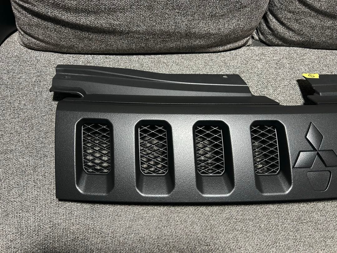 ①デリカＤ５‼️フロントグリル　送料込み‼️ラバーチッピング塗装