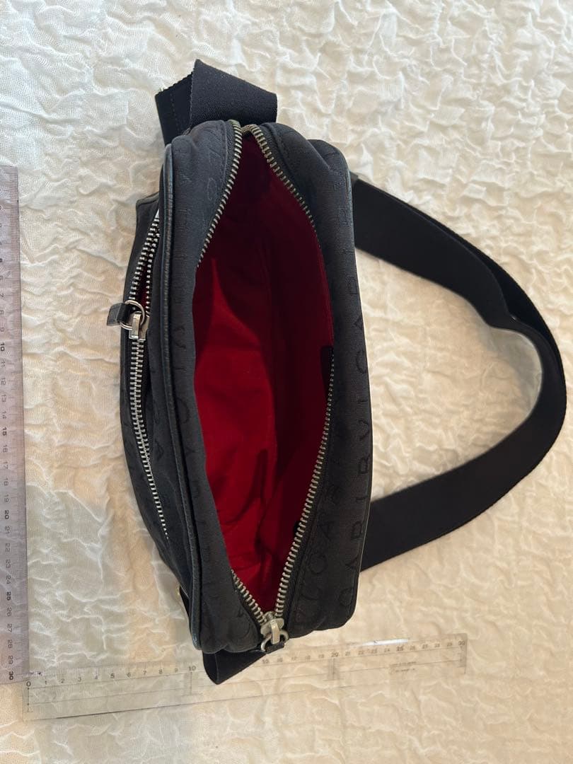 ブラック ショルダーバッグ ジッパー付き