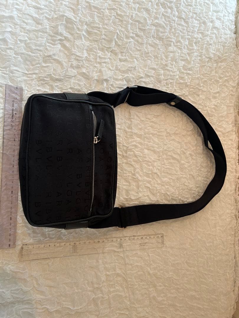 ブラック ショルダーバッグ ジッパー付き