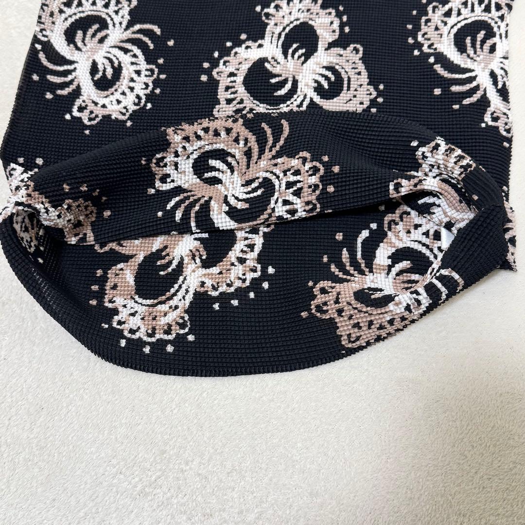 極美品✨ISSEY MIYAKE me プリーツ　黒色　半袖　トップス　柄入り