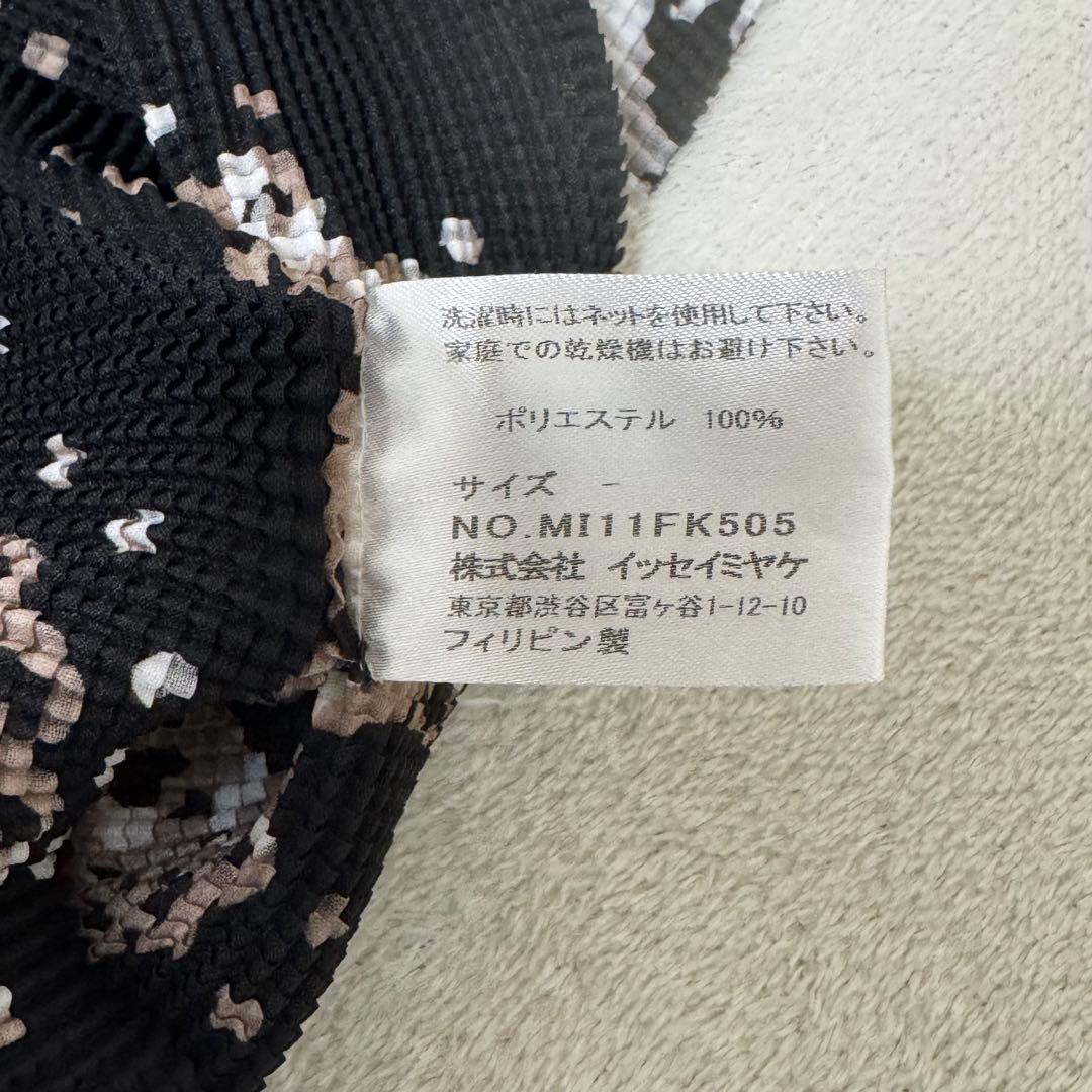 極美品✨ISSEY MIYAKE me プリーツ　黒色　半袖　トップス　柄入り