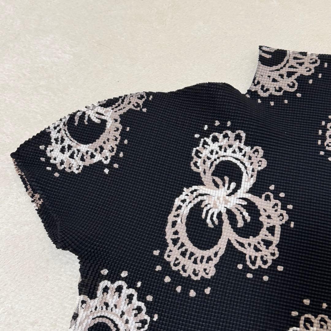 極美品✨ISSEY MIYAKE me プリーツ　黒色　半袖　トップス　柄入り