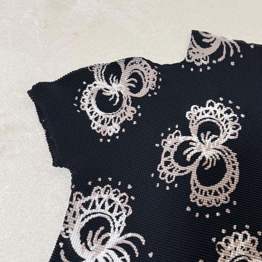 極美品✨ISSEY MIYAKE me プリーツ　黒色　半袖　トップス　柄入り
