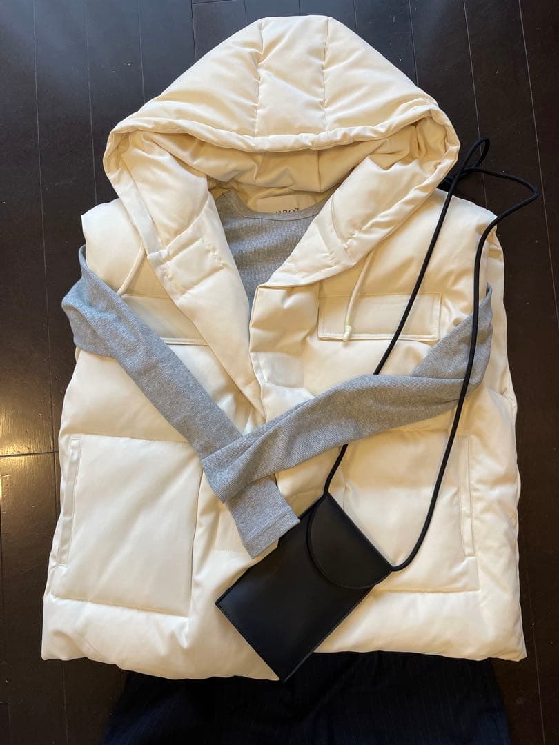 【タグ付】IIROT フード付きホワイトダウンベスト