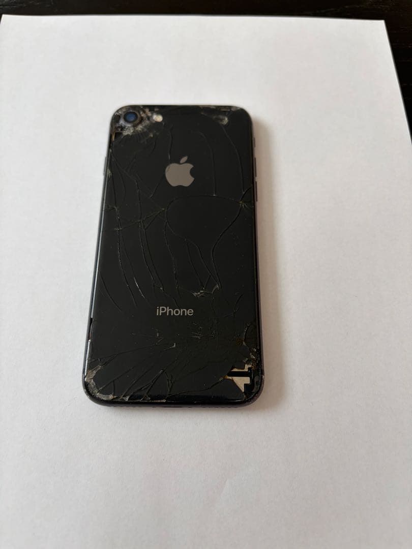 iPhone8 ブラック 背面ひび割れ