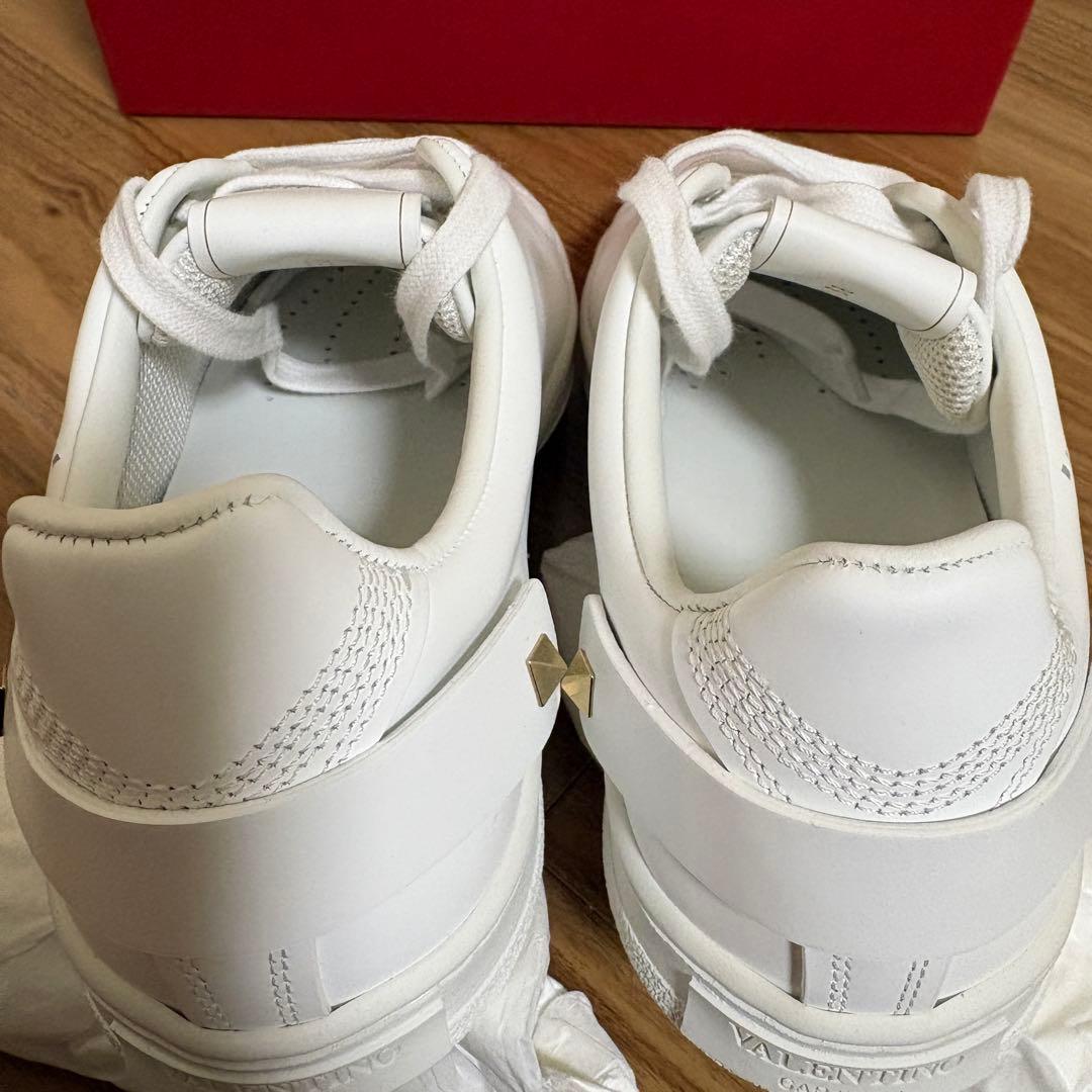 ヴァレンティノ ガラヴァーニ レザー パンチング ロゴ スニーカー