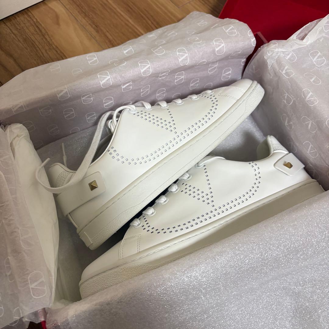 ヴァレンティノ ガラヴァーニ レザー パンチング ロゴ スニーカー