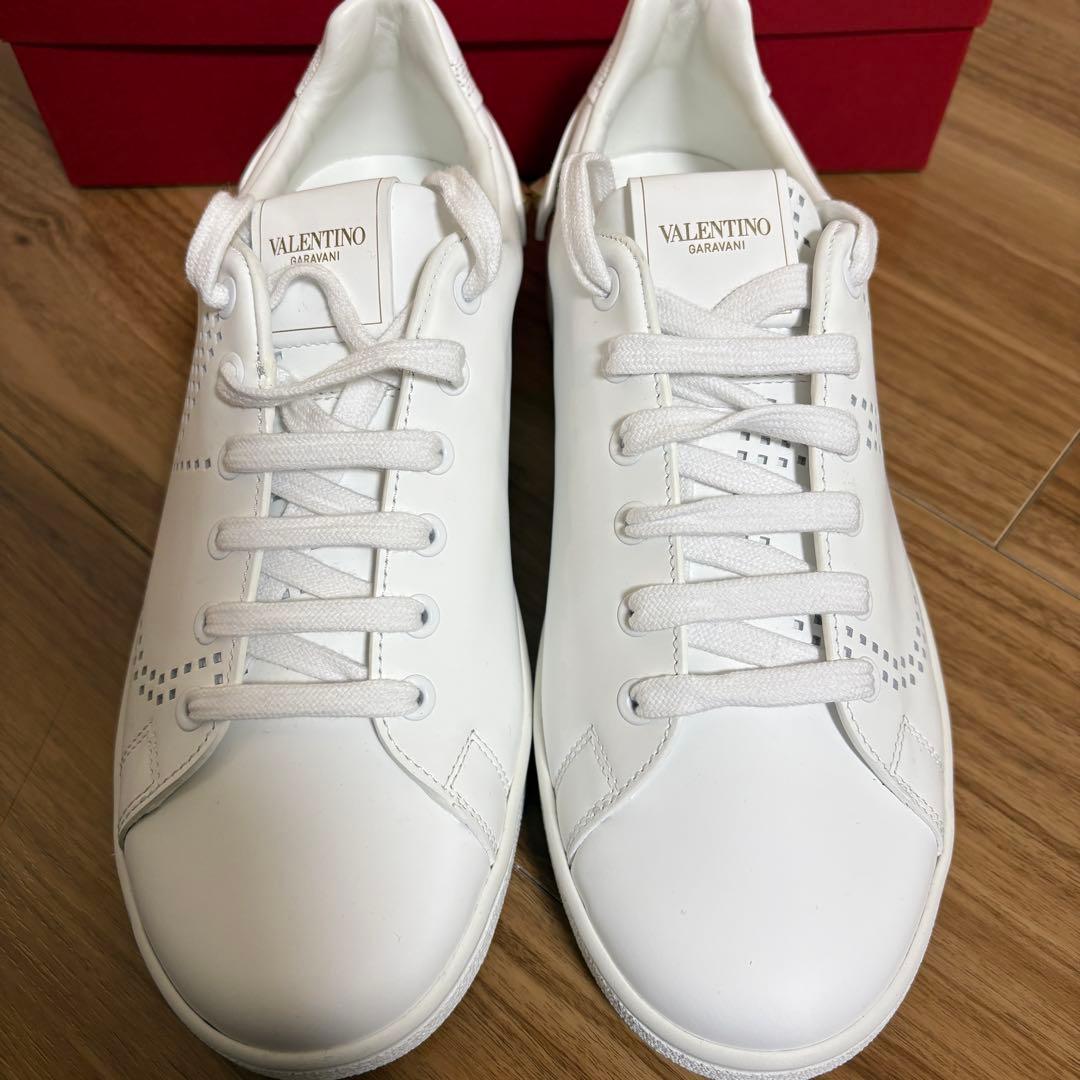 ヴァレンティノ ガラヴァーニ レザー パンチング ロゴ スニーカー