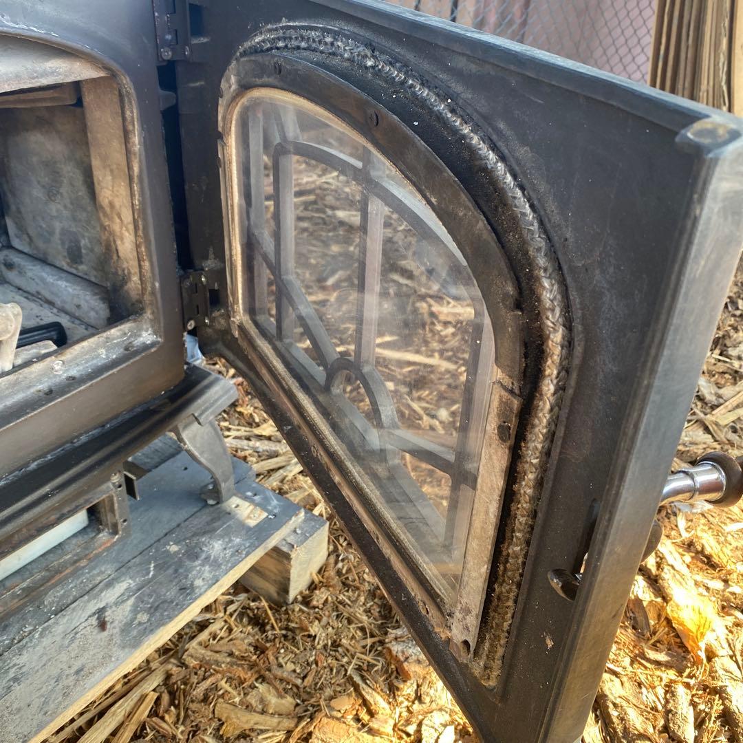 ジャンク品中型薪ストーブ 鋳鉄製 ガラス窓付き