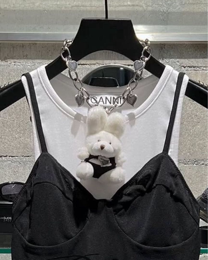 her praha momentel white rabbit ネックレス