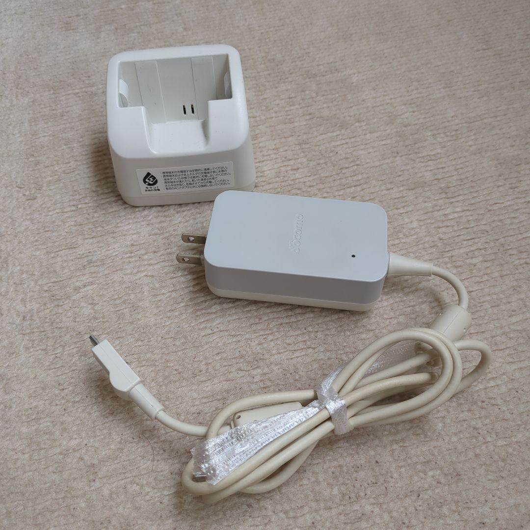 docomo らくらくホンF-02J 折りたたみ式携帯電話 ゴールド