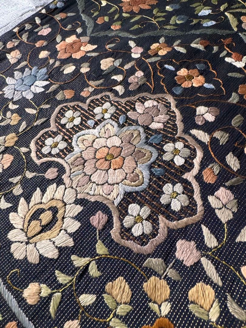 【未使用　お仕立て上り】　正絹　お太鼓柄　総刺繍　金通し　オリエンタル更紗