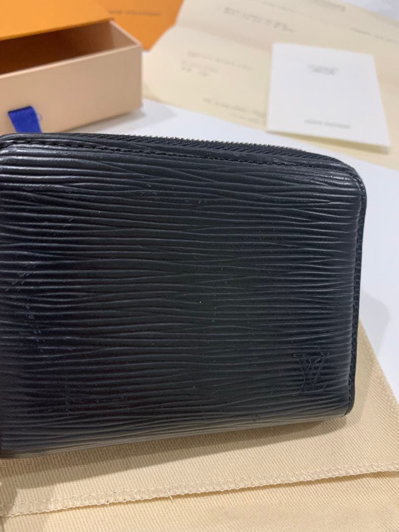 LOUIS VUITTON ジッピーパース　エピ素材