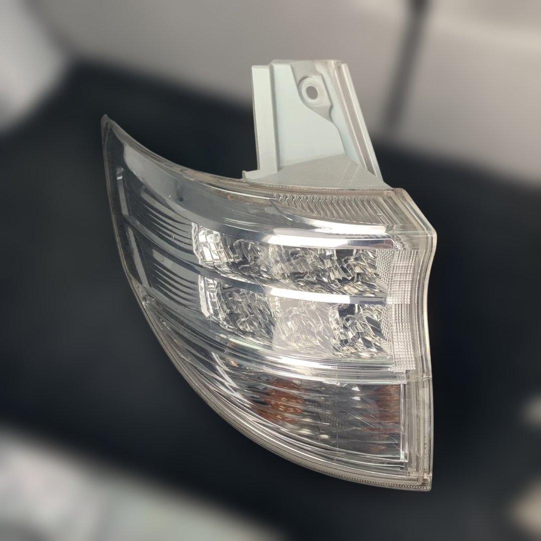 トヨタ　エスティマ　ハイブリッド　AHR20 純正リアテールランプ　中古品