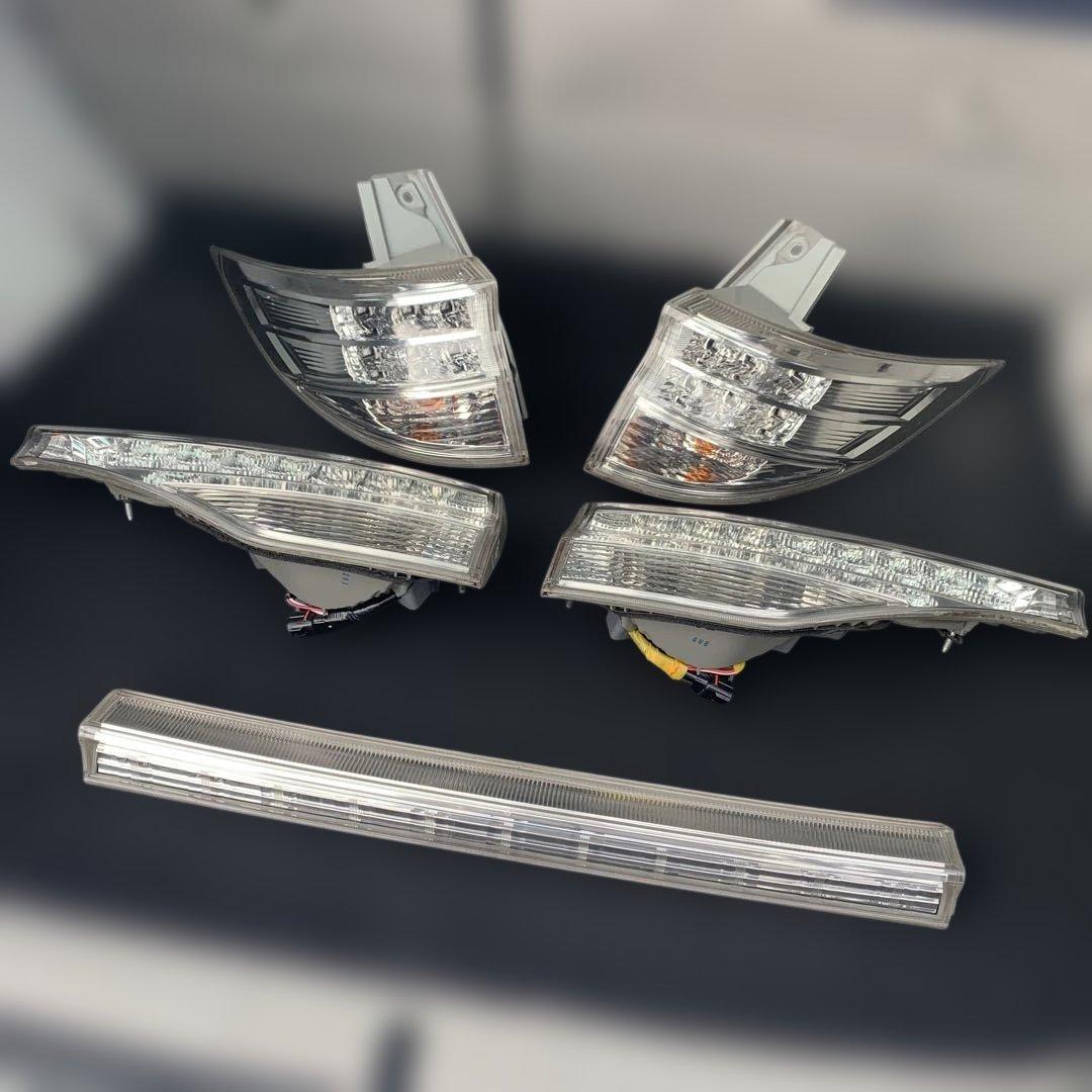 トヨタ　エスティマ　ハイブリッド　AHR20 純正リアテールランプ　中古品