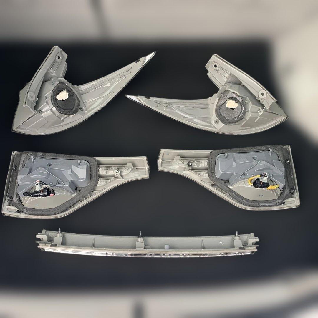 トヨタ　エスティマ　ハイブリッド　AHR20 純正リアテールランプ　中古品