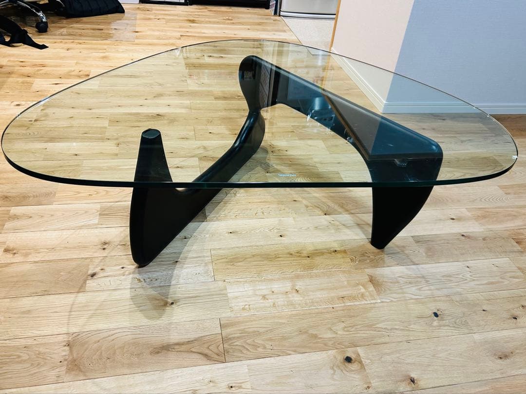 トライアングル型ガラステーブル