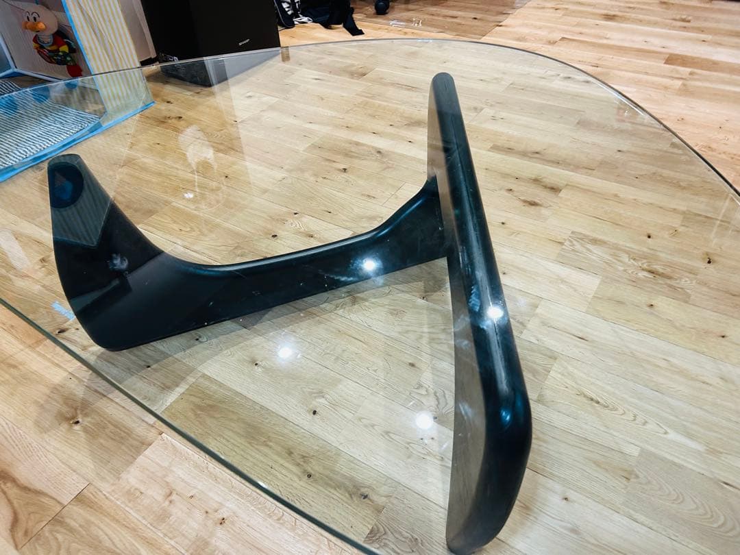 トライアングル型ガラステーブル