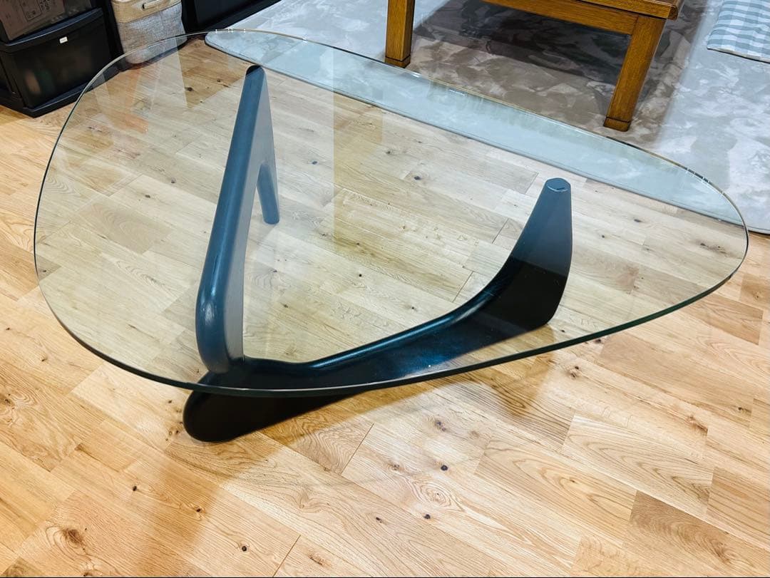 トライアングル型ガラステーブル