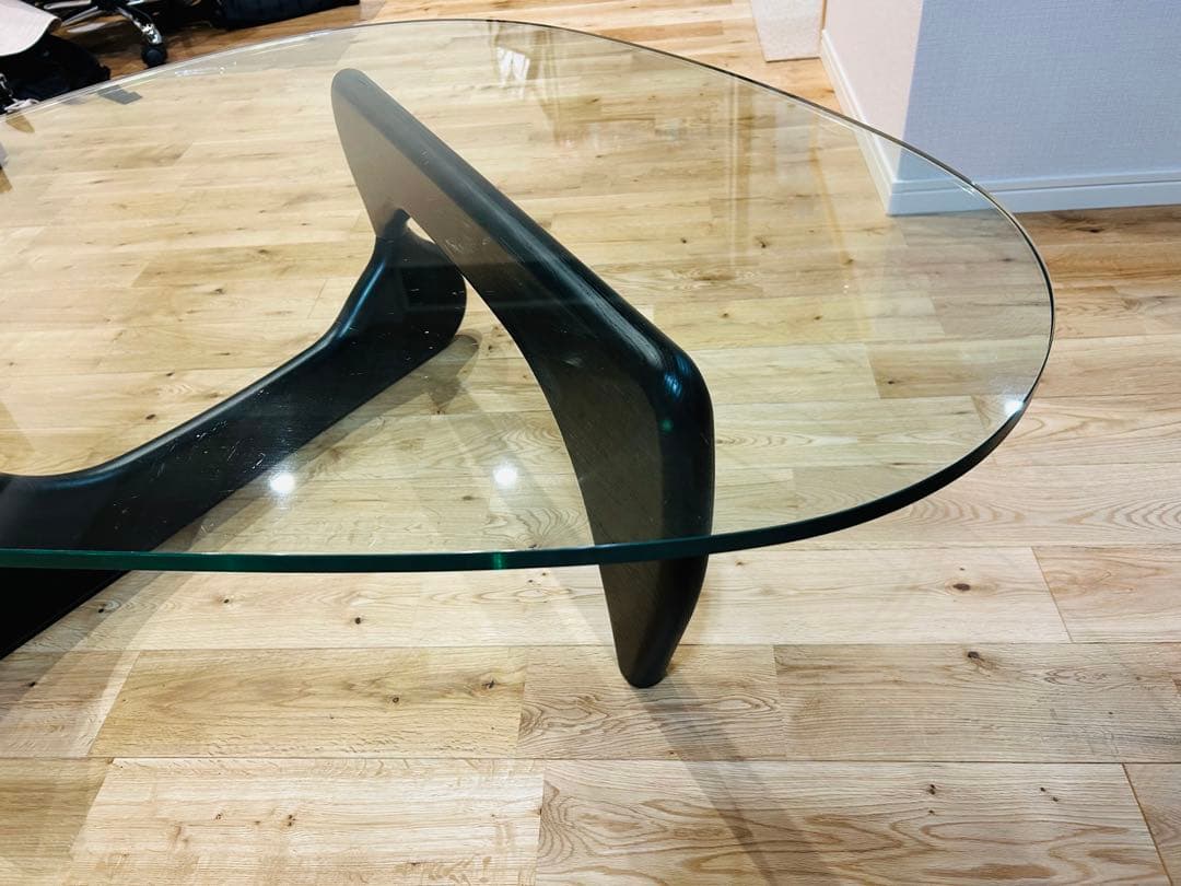 トライアングル型ガラステーブル