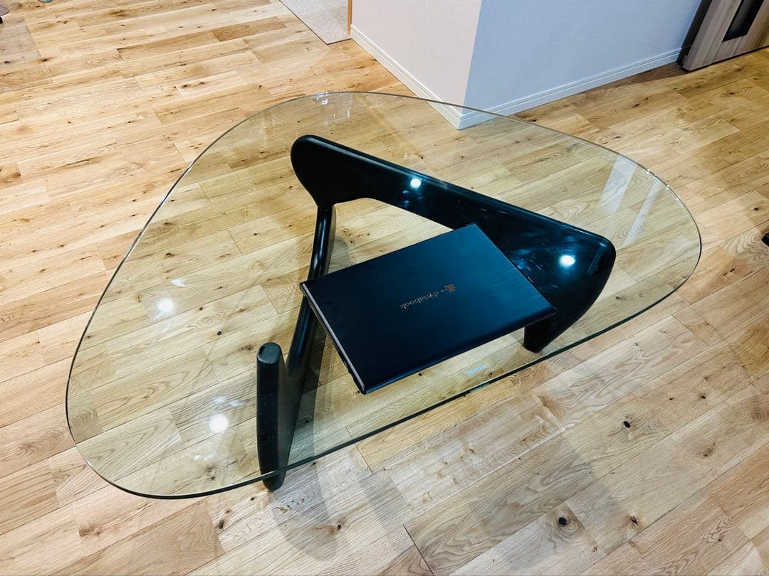 トライアングル型ガラステーブル