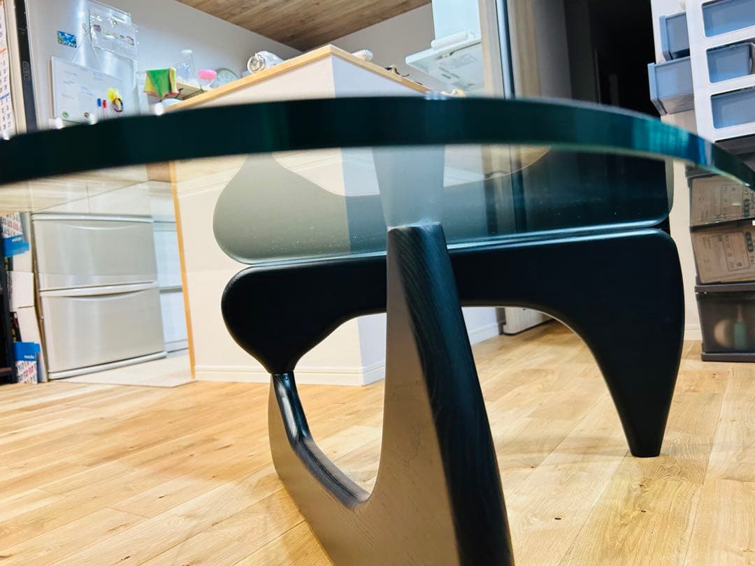 トライアングル型ガラステーブル