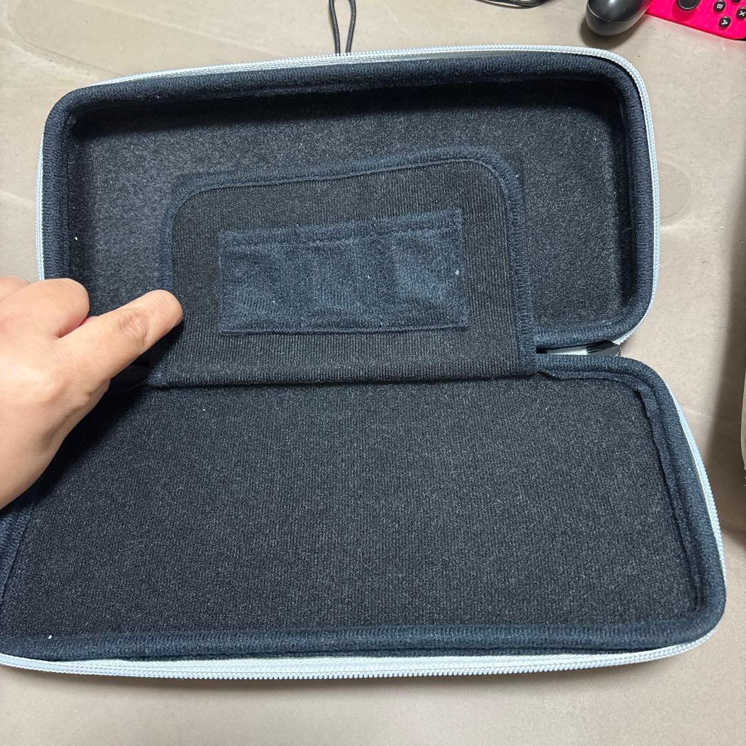 Nintendo switch 外装無し・付属品込み・ケース、ソフト４本付