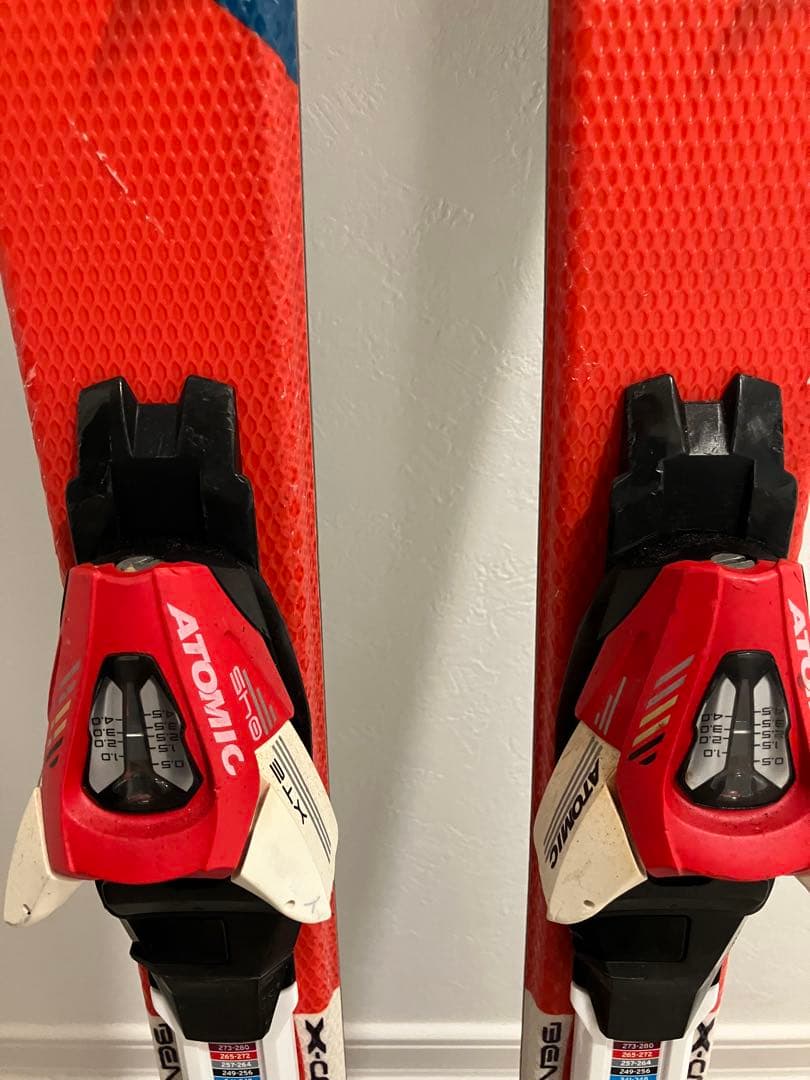 アトミック ATOMIC スキー板 ストック セット140cm 赤 バンド付き