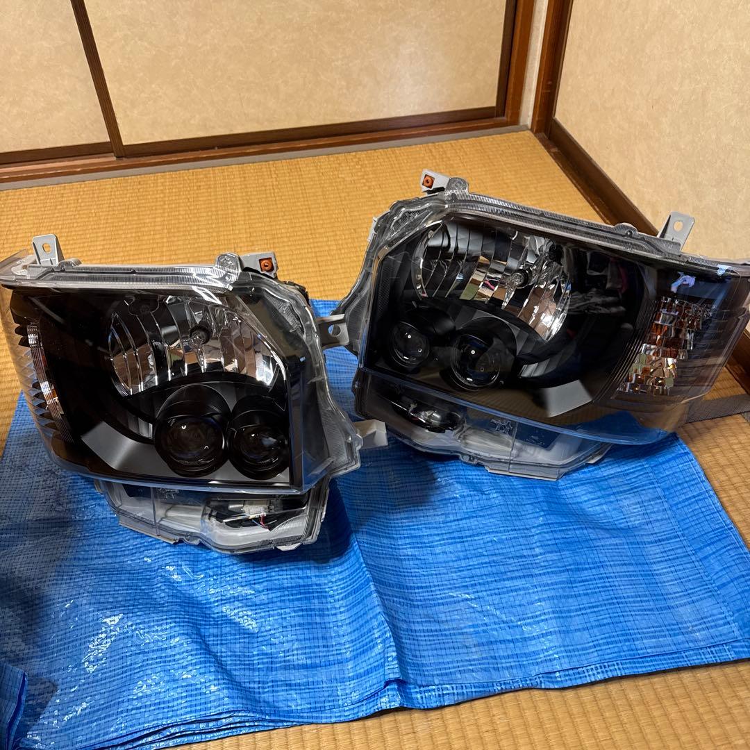 ハイエース　ヘッドライト　TOYOTA 純正加工　インナーブラック　左右セット