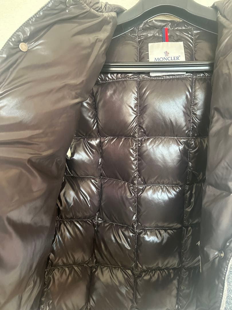 MONCLER フード付きグレーダウンベスト