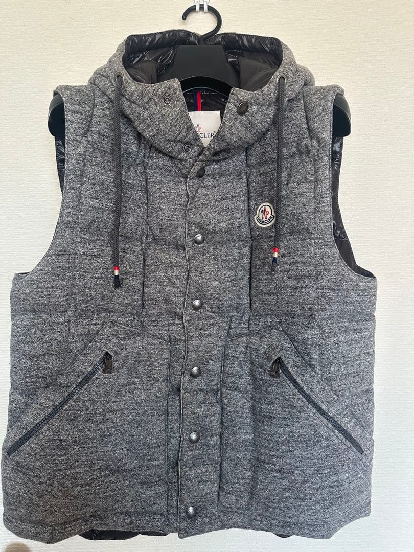 MONCLER フード付きグレーダウンベスト