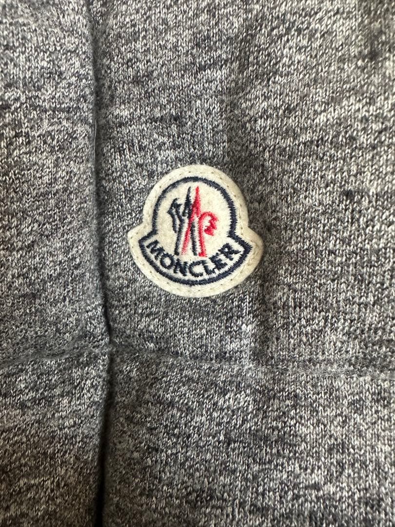 MONCLER フード付きグレーダウンベスト