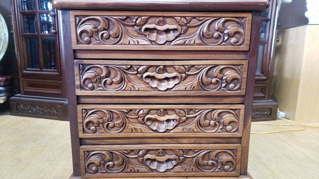 Akira 　D3　おそらくイタリア製　アンティーク　猫脚　彫刻　四段