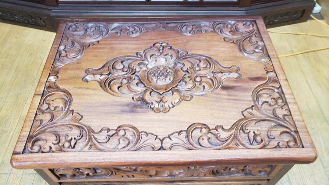 Akira 　D3　おそらくイタリア製　アンティーク　猫脚　彫刻　四段