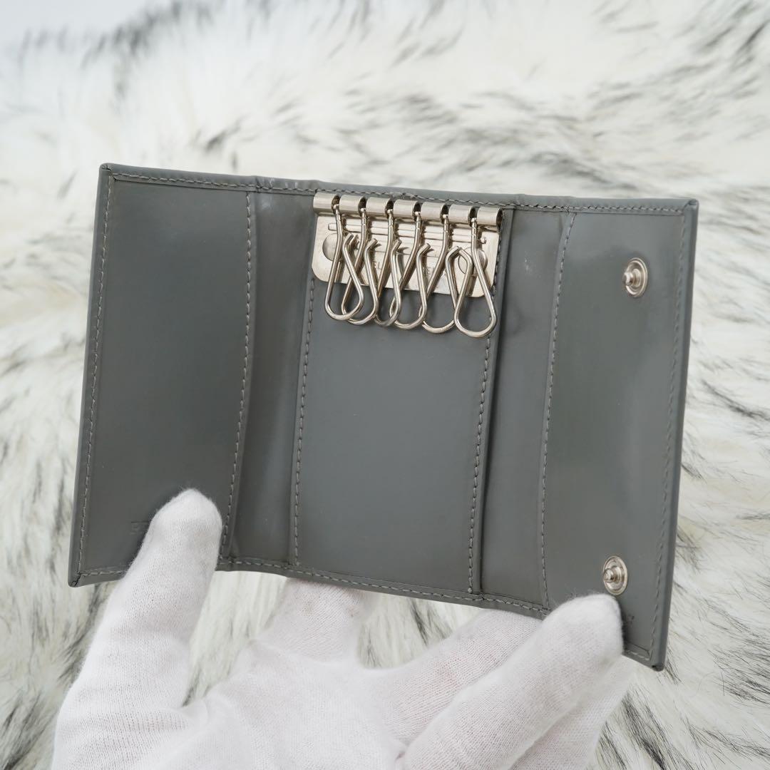 極美品　箱付き　PRADA プラダ　キーケース　三角プレート　トライアングル