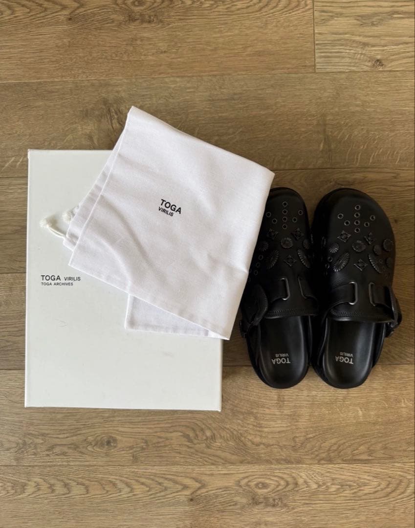 Toga Virilisブラックレザー　サボ・クロッグサンダル