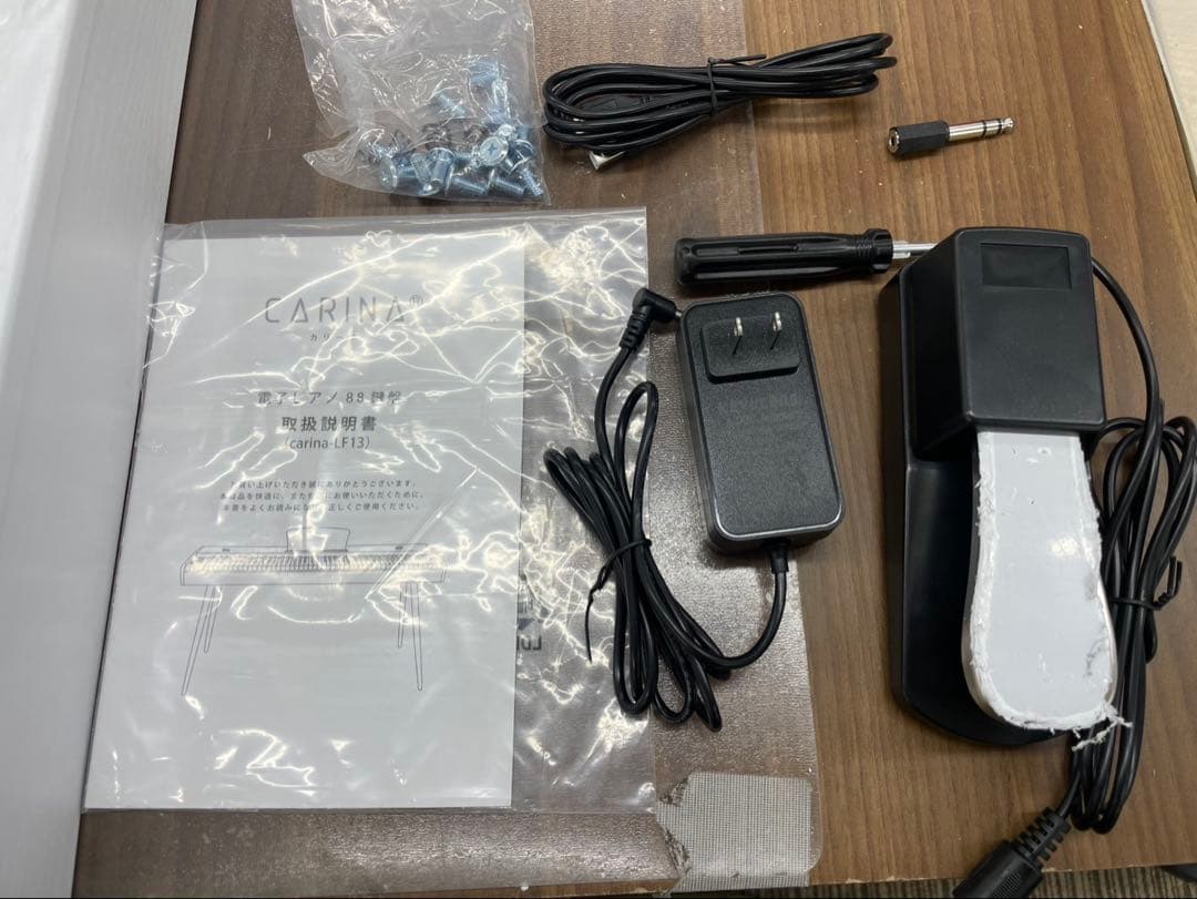 スタンド付き　電子ピアノ88鍵盤　木目調ボディ　ホワイト